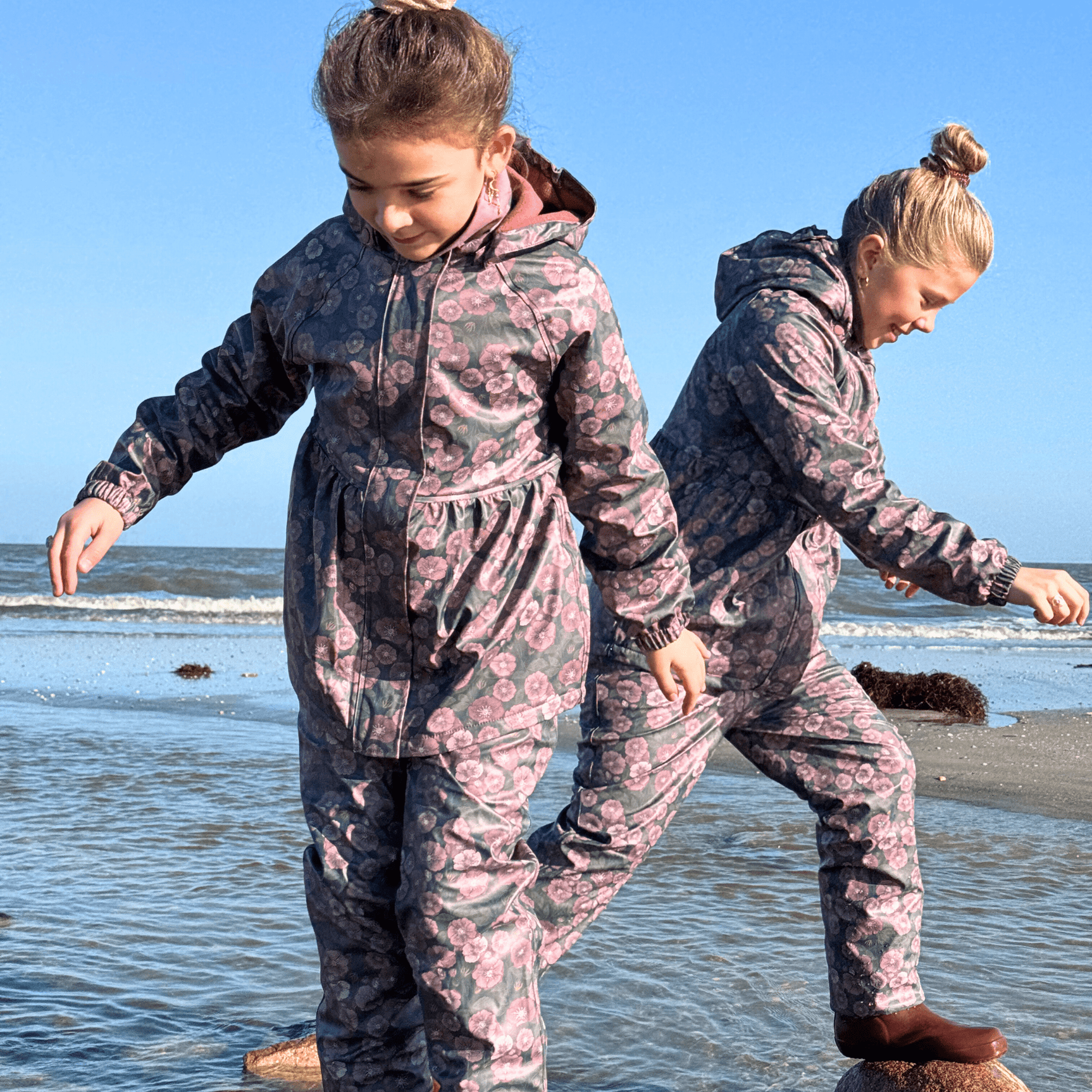 Gunhild PU Fleece Regnsæt m/Selebukser - Dark Sapphire Rosehip AOP